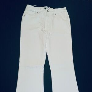 Fashion Nova Woman's Junior White Jeans - Size 9  New with Tags